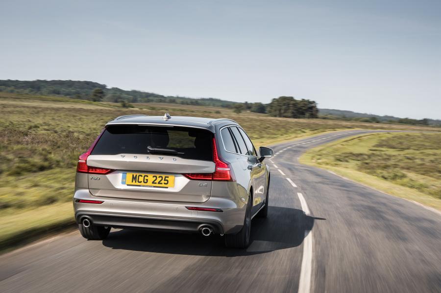  Volvo V60 D4 Momemtum 2018 года  (UK) (фото 19 из 40)